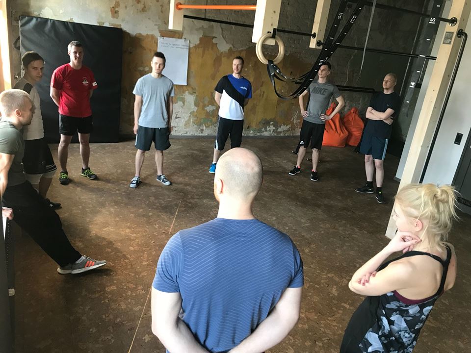 AgileWorksi töötajad ringis ootamas trenni algamist.